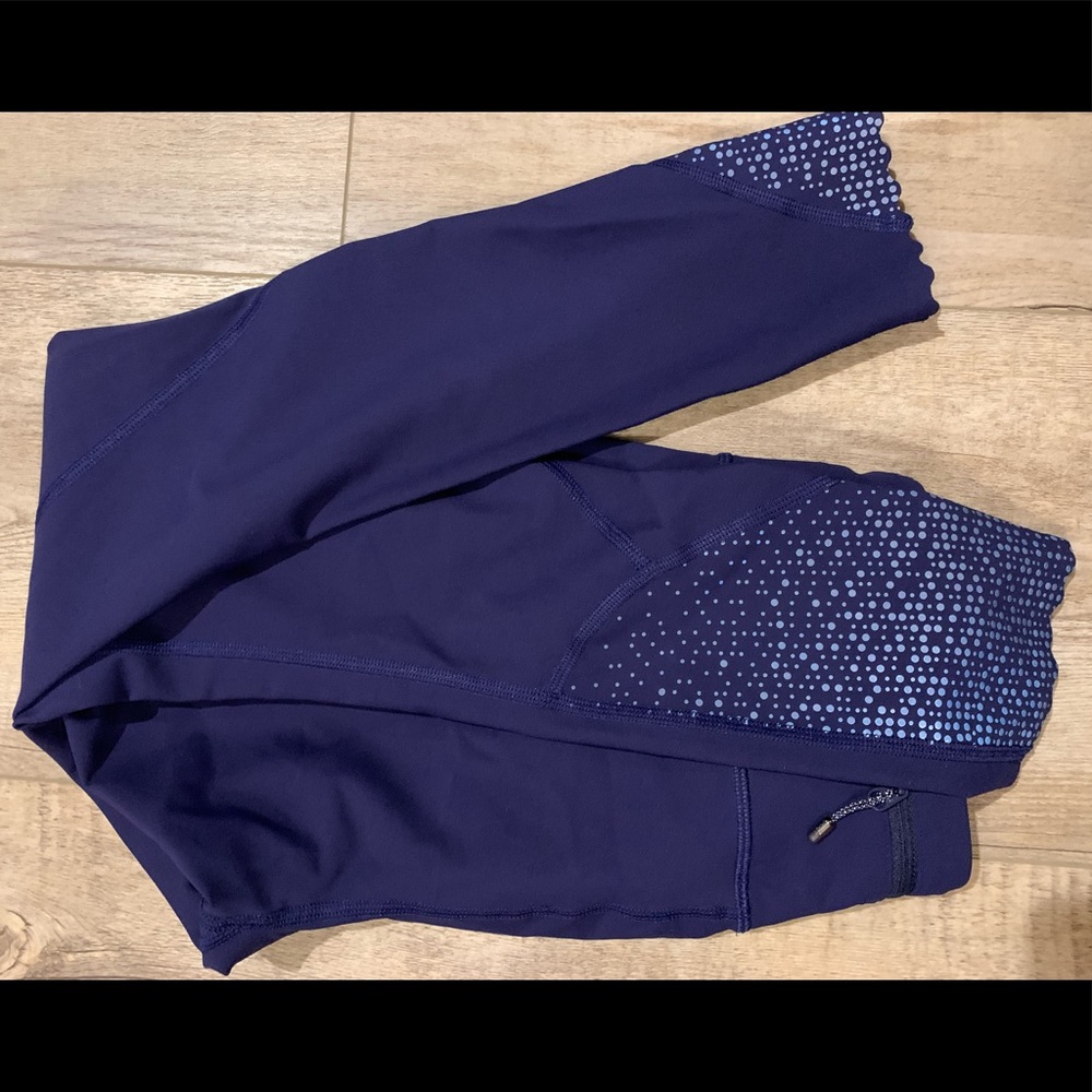 Lululemon- scallop hem, reflective leggings, size 6